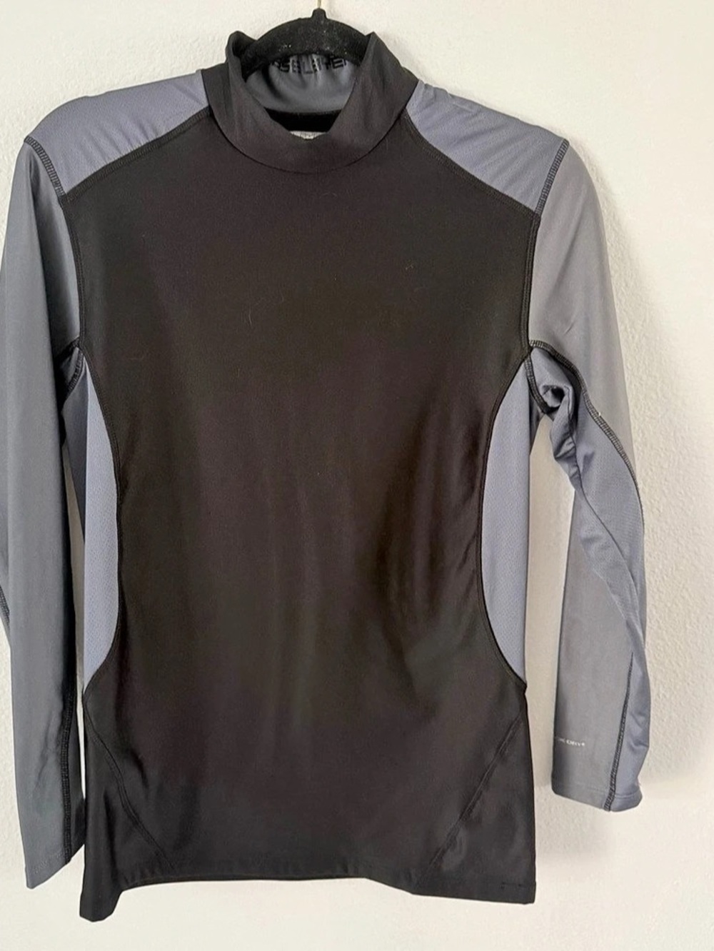Layer 8 Performance Quick-Dry Men'Small Black & Gray Small Athletic Top Like New